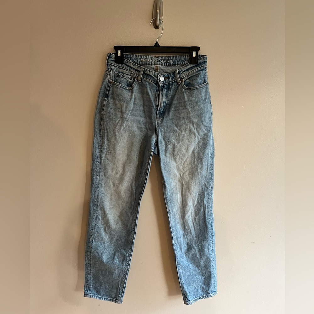 Light Wash AMERICAN EAGLE Mom Jeans - Size 4